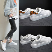 Μοντέρνα γυναικεία αθλητικά παπούτσια από έκο δέρμα  με ίσια σόλα σε λευκό χρώμα