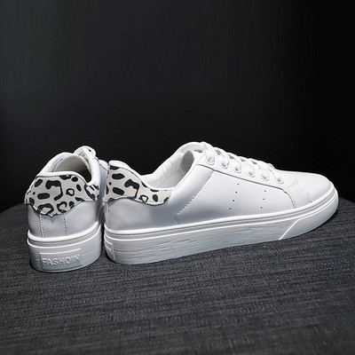 Μοντέρνα γυναικεία αθλητικά παπούτσια από έκο δέρμα  με ίσια σόλα σε λευκό χρώμα