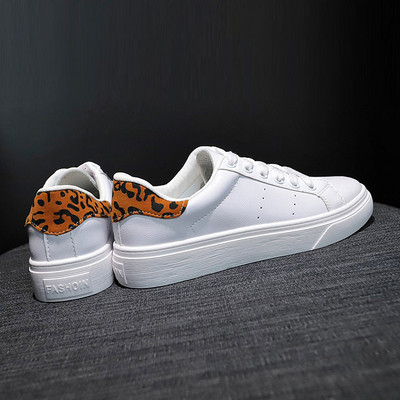 Μοντέρνα γυναικεία αθλητικά παπούτσια από έκο δέρμα  με ίσια σόλα σε λευκό χρώμα