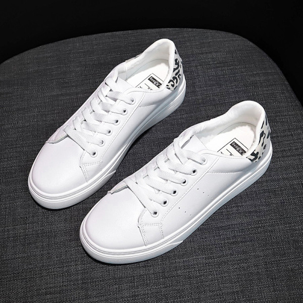 Μοντέρνα γυναικεία αθλητικά παπούτσια από έκο δέρμα  με ίσια σόλα σε λευκό χρώμα