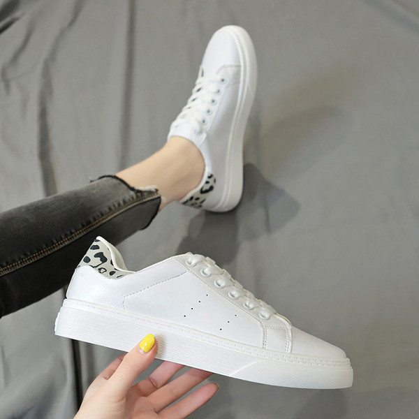 Μοντέρνα γυναικεία αθλητικά παπούτσια από έκο δέρμα  με ίσια σόλα σε λευκό χρώμα