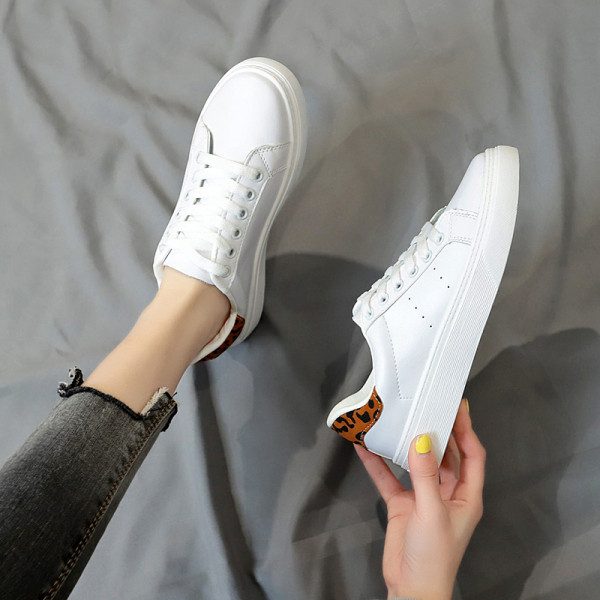 Μοντέρνα γυναικεία αθλητικά παπούτσια από έκο δέρμα  με ίσια σόλα σε λευκό χρώμα