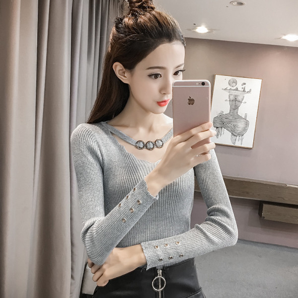 Moodne pikkade varrukate ja metallelementidega naiste kampsun