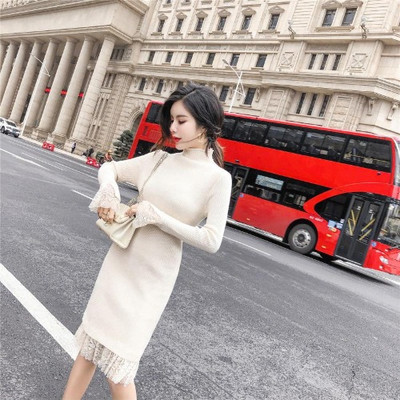 Moodne naiste kleit kõrge kraega ja pikkade pitsiga varrukatega