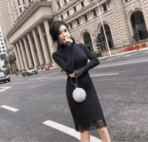 Moodne naiste kleit kõrge kraega ja pikkade pitsiga varrukatega