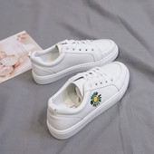 Дамски ежедневни маратонки с равна подметка и цветна бродерия в бял цвят