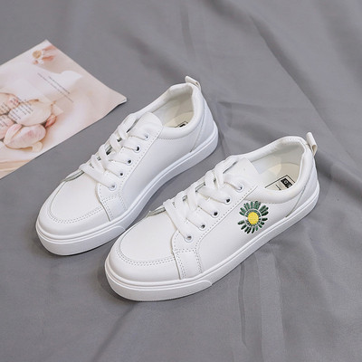 Дамски ежедневни маратонки с равна подметка и цветна бродерия в бял цвят