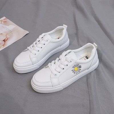 Дамски ежедневни маратонки с равна подметка и цветна бродерия в бял цвят