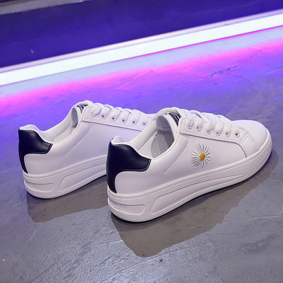 Naiste ökonahast värvilise tikandiga tossud - valge