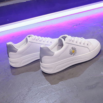 Naiste ökonahast värvilise tikandiga tossud - valge