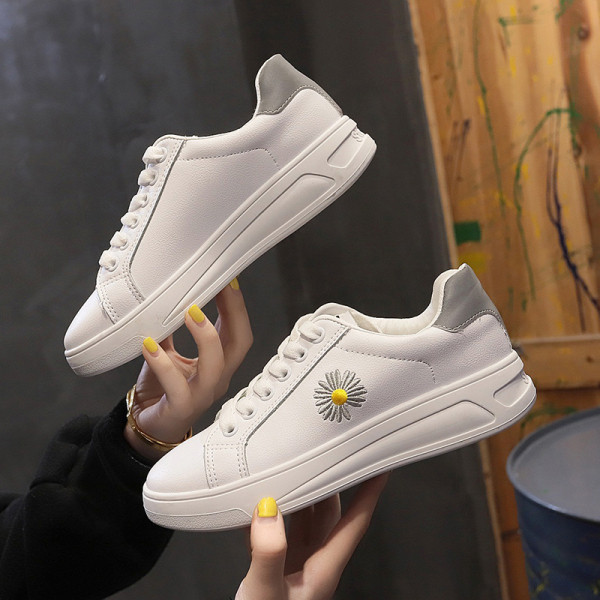 Naiste ökonahast värvilise tikandiga tossud - valge