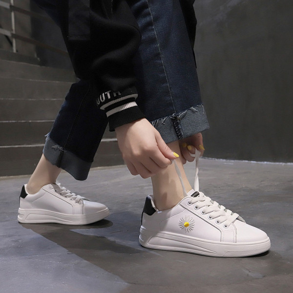 Naiste ökonahast värvilise tikandiga tossud - valge