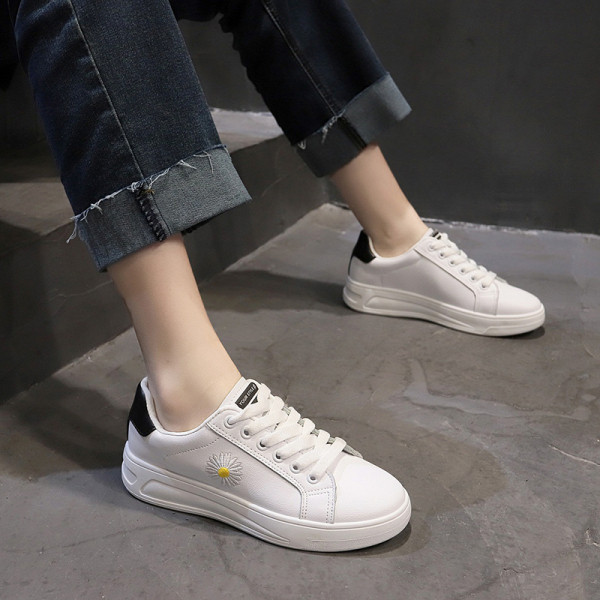 Naiste ökonahast värvilise tikandiga tossud - valge