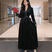 Stílusos női hosszú ruha spitz nyakkivágással, fekete színben