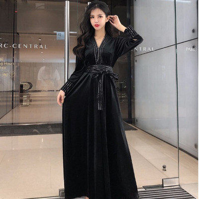 Stílusos női hosszú ruha spitz nyakkivágással, fekete színben