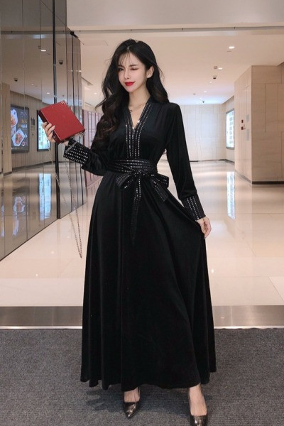 Stiilne musta värvi spitsikaelusega naiste pikk kleit