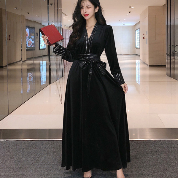 Stiilne musta värvi spitsikaelusega naiste pikk kleit