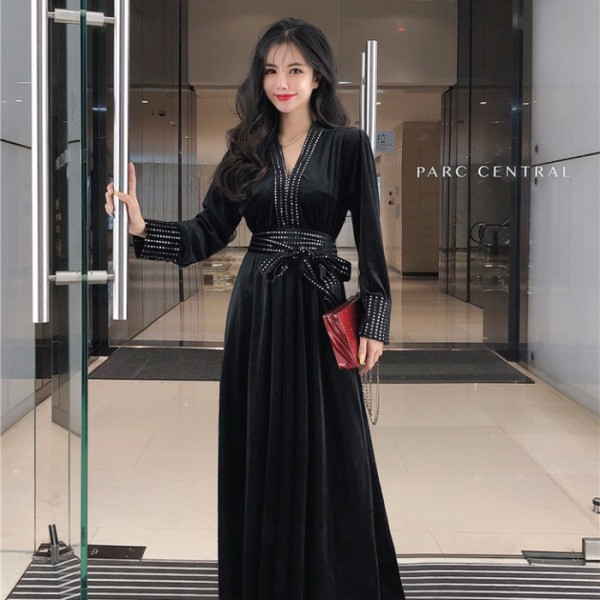 Stiilne musta värvi spitsikaelusega naiste pikk kleit