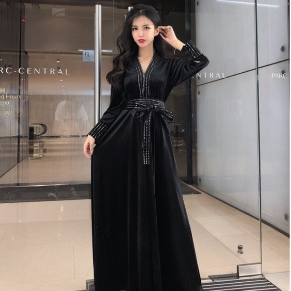 Stiilne musta värvi spitsikaelusega naiste pikk kleit