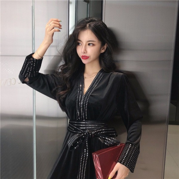 Stiilne musta värvi spitsikaelusega naiste pikk kleit