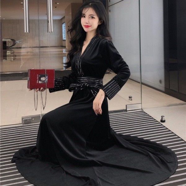 Stiilne musta värvi spitsikaelusega naiste pikk kleit