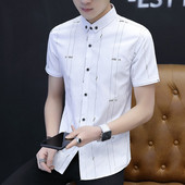 Moodne meeste särk lühikeste varrukate ja nööpidega