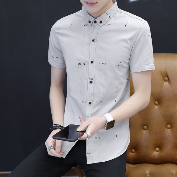 Moodne meeste särk lühikeste varrukate ja nööpidega