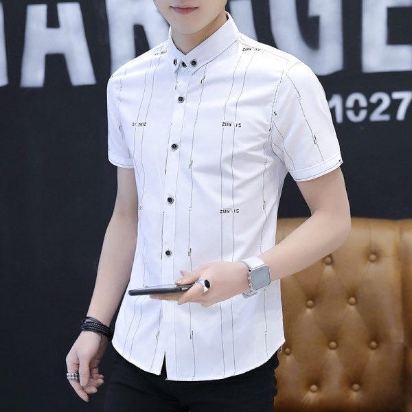 Moodne meeste särk lühikeste varrukate ja nööpidega