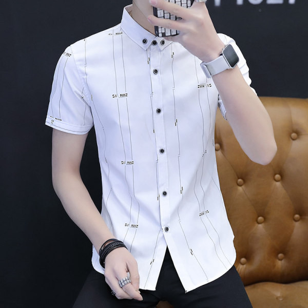 Moodne meeste särk lühikeste varrukate ja nööpidega