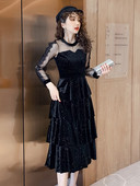 Stílusos női hosszú bársonyruha és tüll ujjú fekete színben