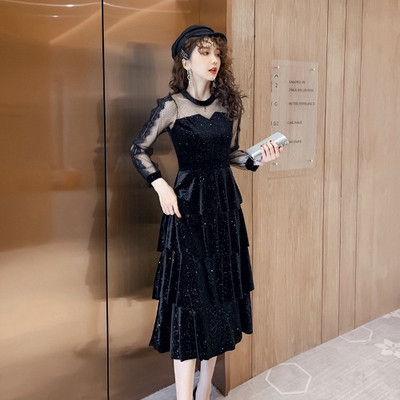 Stílusos női hosszú bársonyruha és tüll ujjú fekete színben