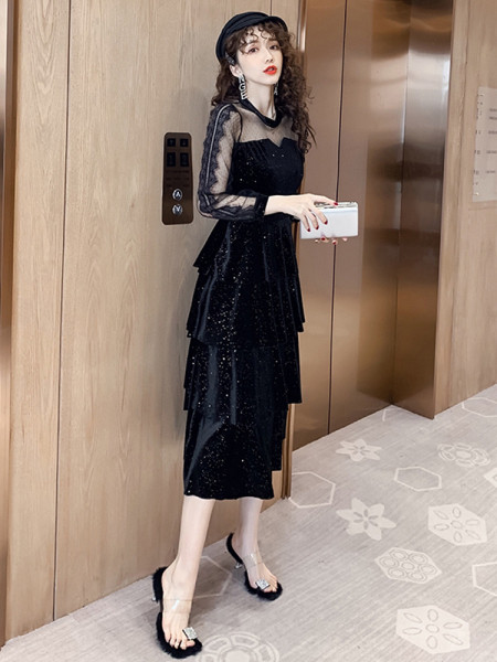 Stílusos női hosszú bársonyruha és tüll ujjú fekete színben