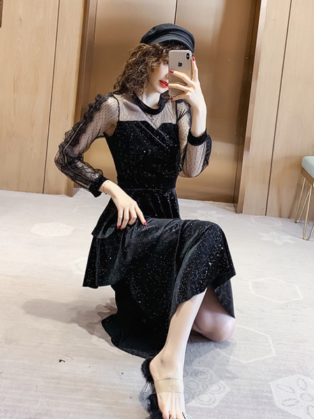 Stílusos női hosszú bársonyruha és tüll ujjú fekete színben