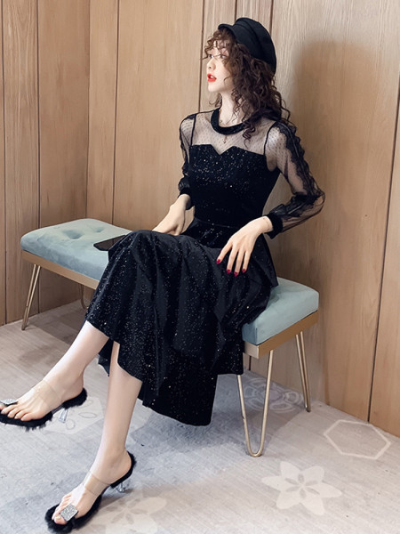 Stílusos női hosszú bársonyruha és tüll ujjú fekete színben