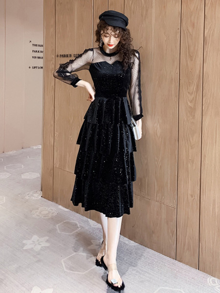 Stílusos női hosszú bársonyruha és tüll ujjú fekete színben