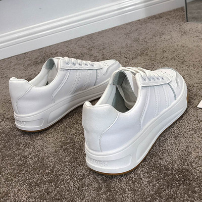 Naiste rihmade ja lameda tallaga tossud - valget värvi ökonahast