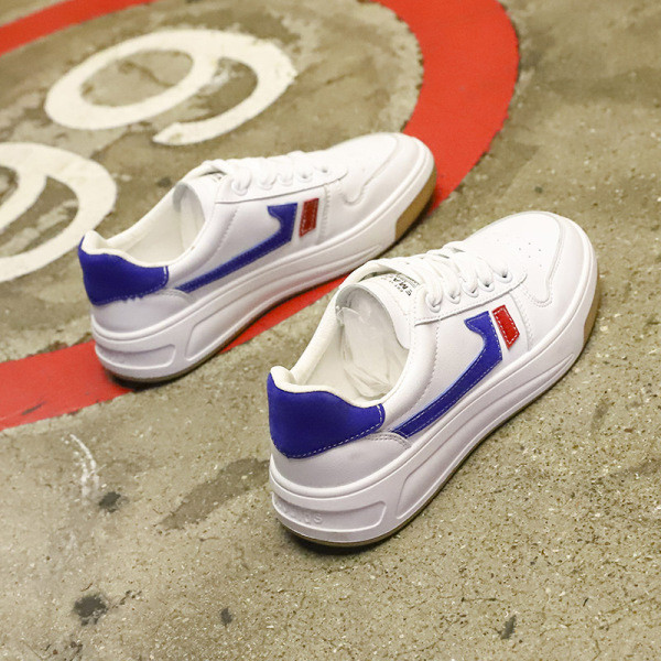 Naiste rihmade ja lameda tallaga tossud - valget värvi ökonahast