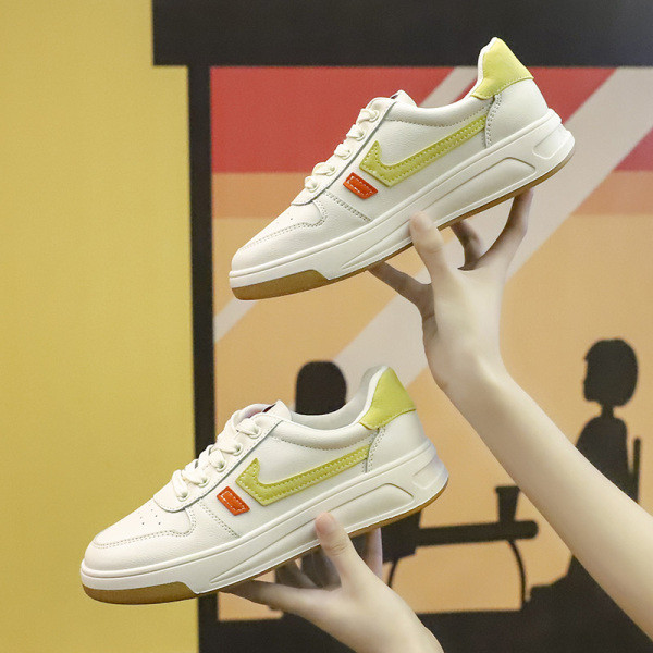 Naiste rihmade ja lameda tallaga tossud - valget värvi ökonahast