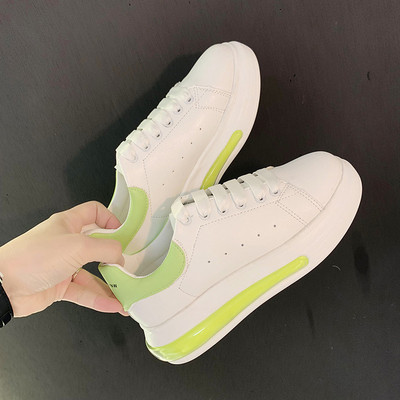 Naiste vabaaja tossud lameda ja värvilise kunstnahast tallaga