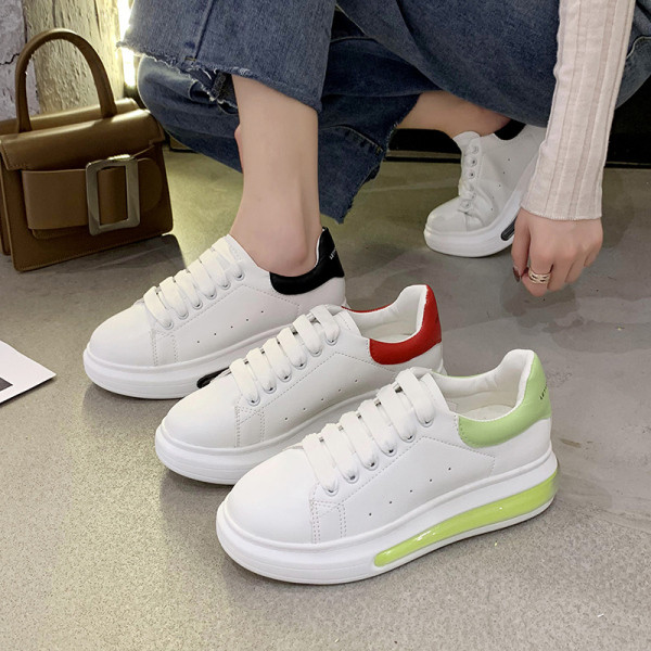 Naiste vabaaja tossud lameda ja värvilise kunstnahast tallaga