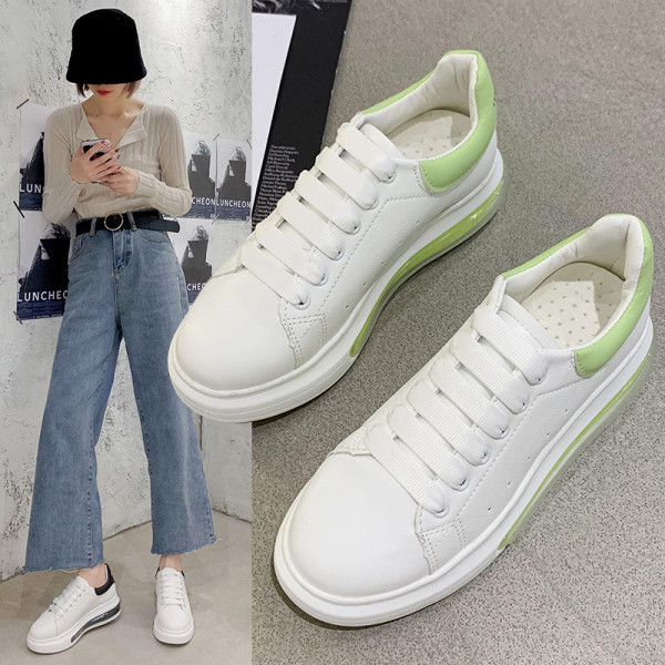 Naiste vabaaja tossud lameda ja värvilise kunstnahast tallaga