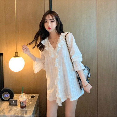 Pikk naiste särk spitsikaelusega ja lokkidega