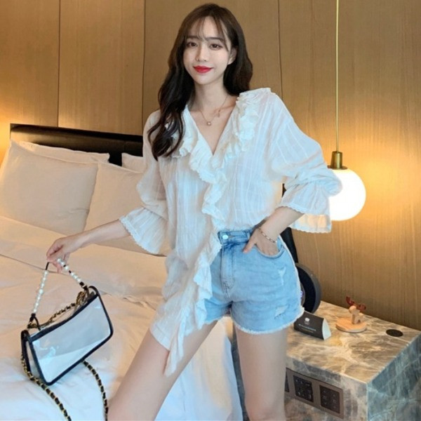 Pikk naiste särk spitsikaelusega ja lokkidega