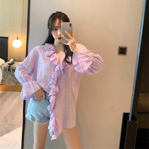 Pikk naiste särk spitsikaelusega ja lokkidega