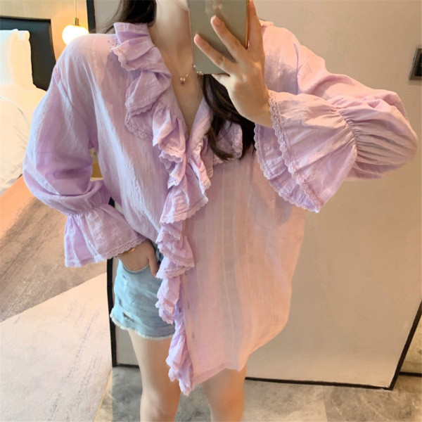 Pikk naiste särk spitsikaelusega ja lokkidega