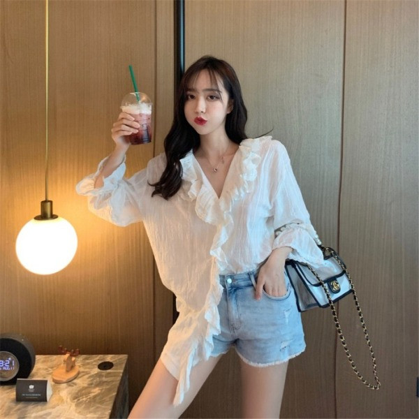 Pikk naiste särk spitsikaelusega ja lokkidega