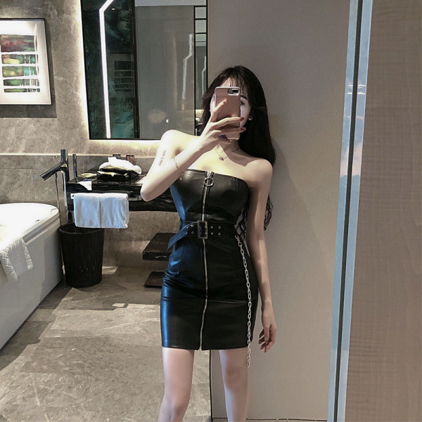 Modern női ruha öko bőrből, cipzárral és övvel fekete színben