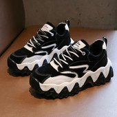 Alkalmi női tornacipő durva talppal és emblémával