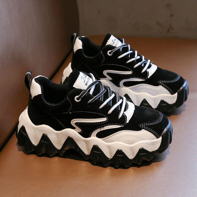 Alkalmi női tornacipő durva talppal és emblémával