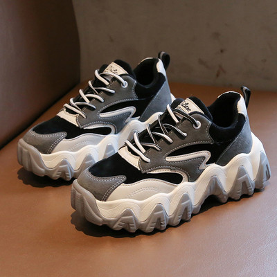 Alkalmi női tornacipő durva talppal és emblémával